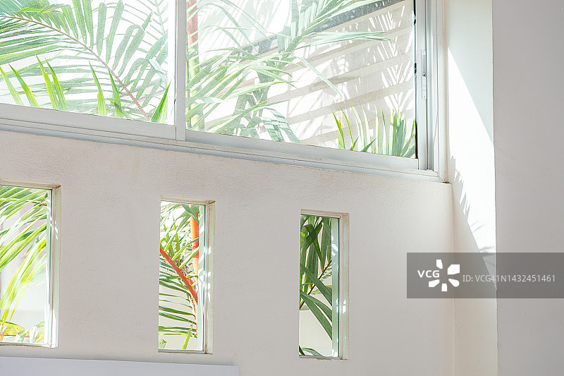 阳光明媚的天窗图片素材