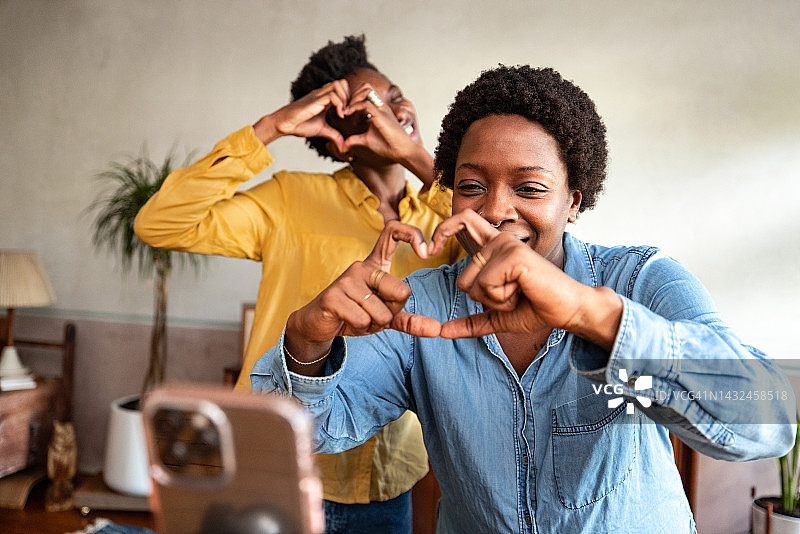 两位网红在家直播，向粉丝社区问好图片素材