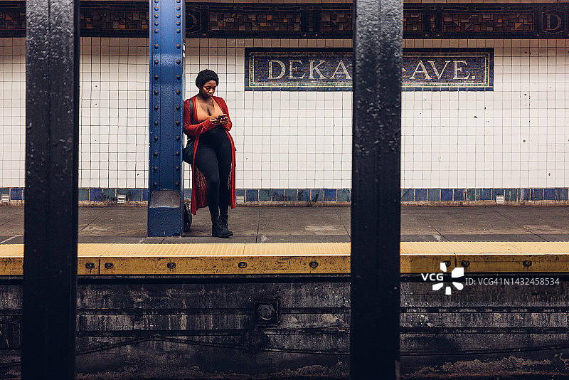 在地铁站等车上班的女人图片素材