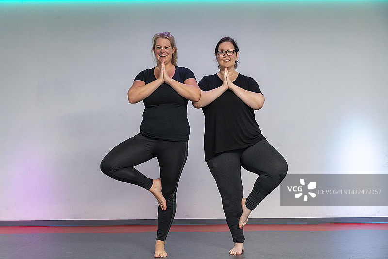 参加舞蹈培训的女人们图片素材