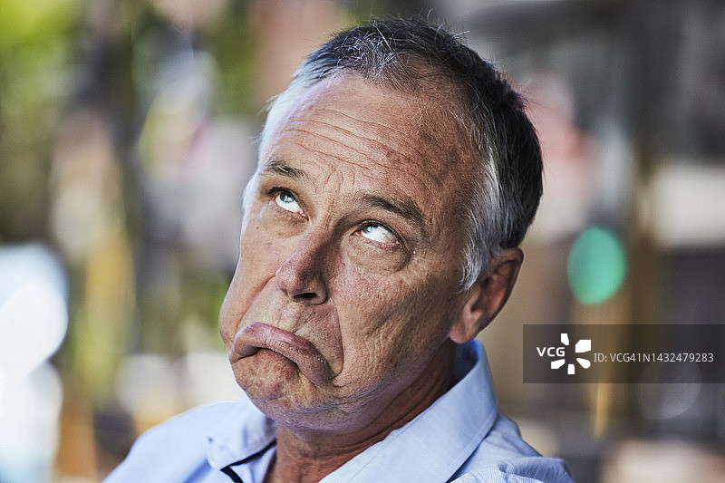 男子翻白眼做鬼脸图片素材