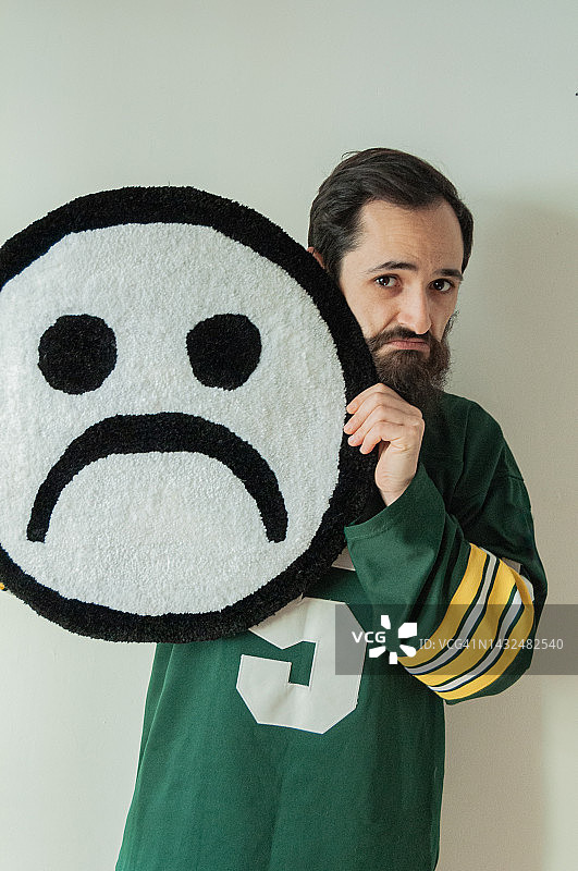 黑白色纺织品悲伤表情家居装饰品图片素材