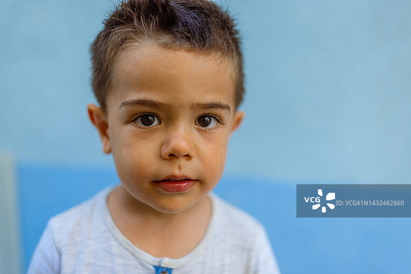 可爱的小男孩肖像图片素材