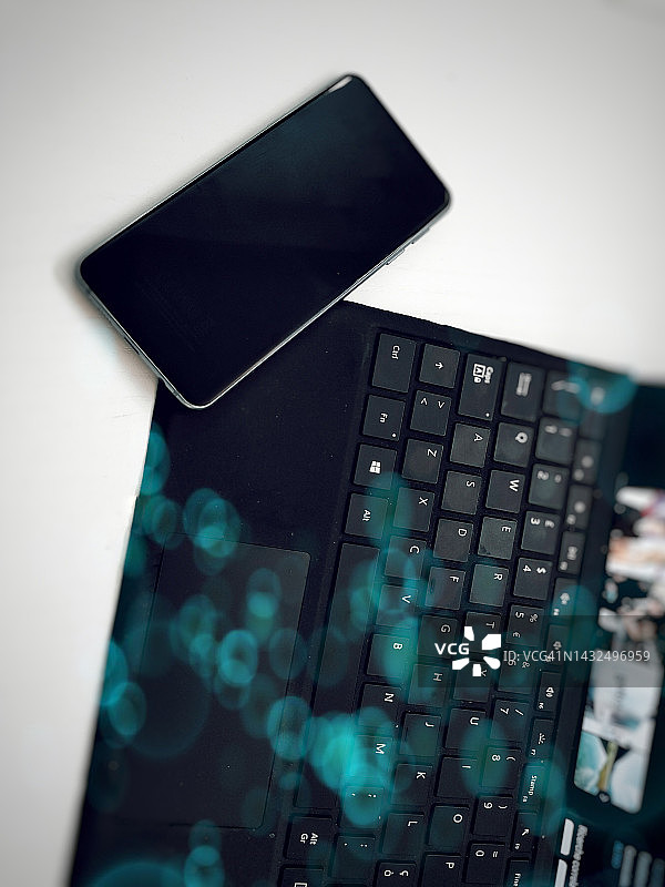 桌子上的电脑和智能手机图片素材