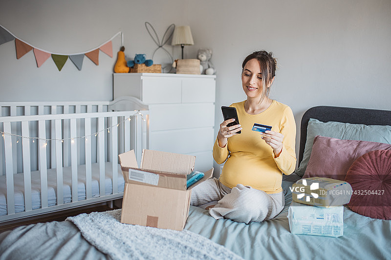 孕期居家购物图片素材