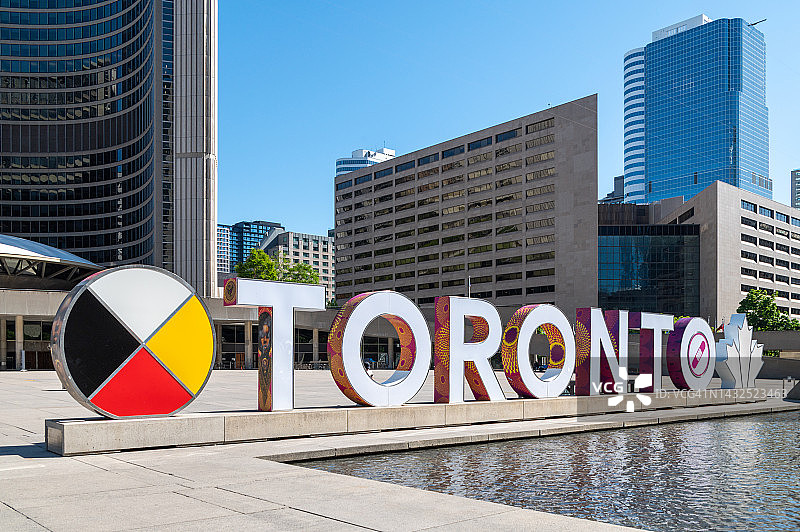 加拿大多伦多新市政厅前的多伦多标志图片素材