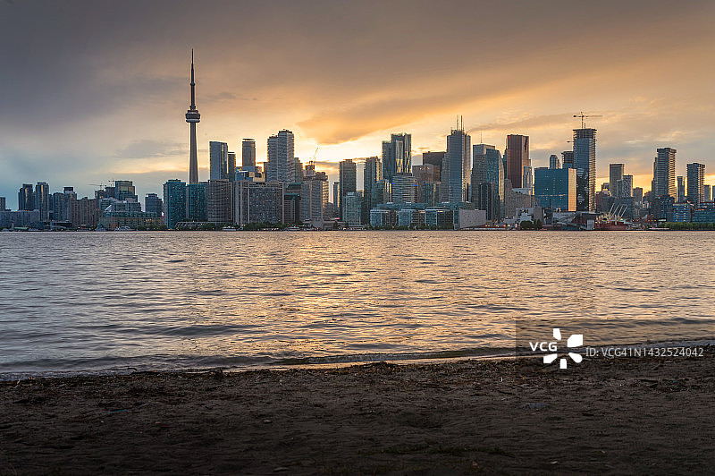从加拿大，多伦多岛的海滩看多伦多天际线图片素材
