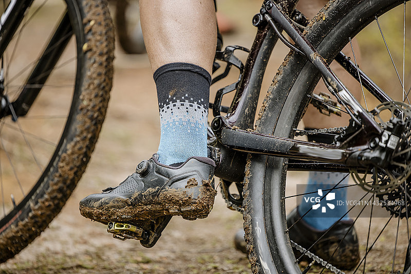 泥泞的自行车轮胎和骑行鞋图片素材