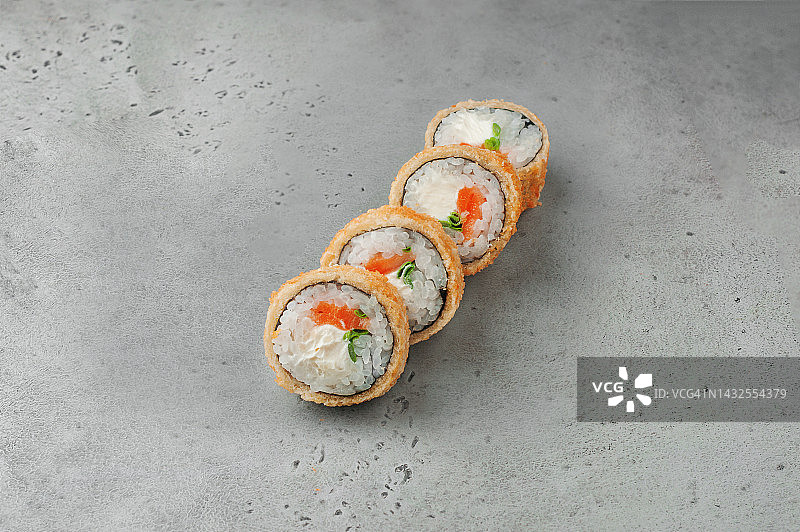 三文鱼天妇罗寿司卷，灰色背景图片素材
