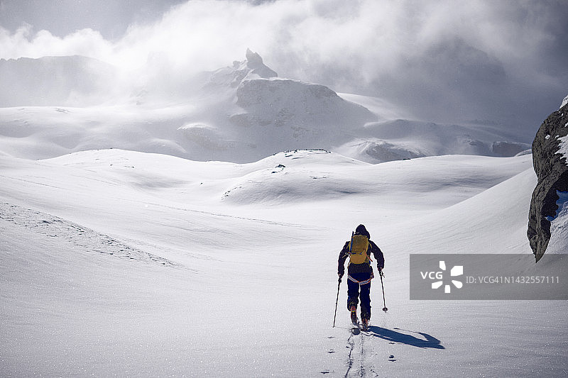 滑雪登山者攀登山坡图片素材