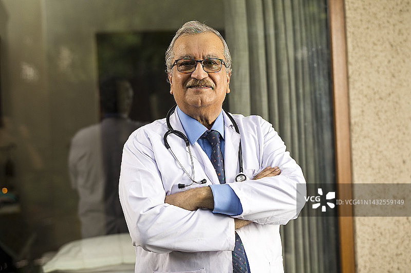 看向镜头的年长男医生图片素材