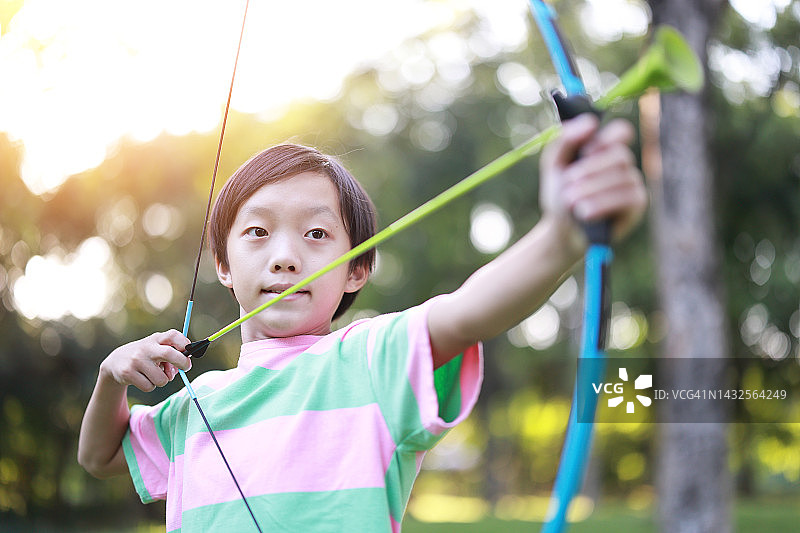 小男孩在公园射箭图片素材