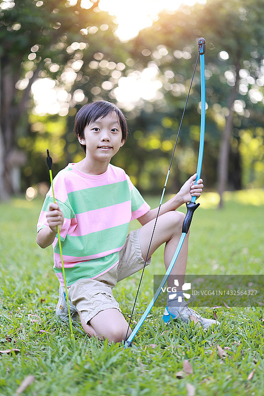 小男孩在公园射箭图片素材