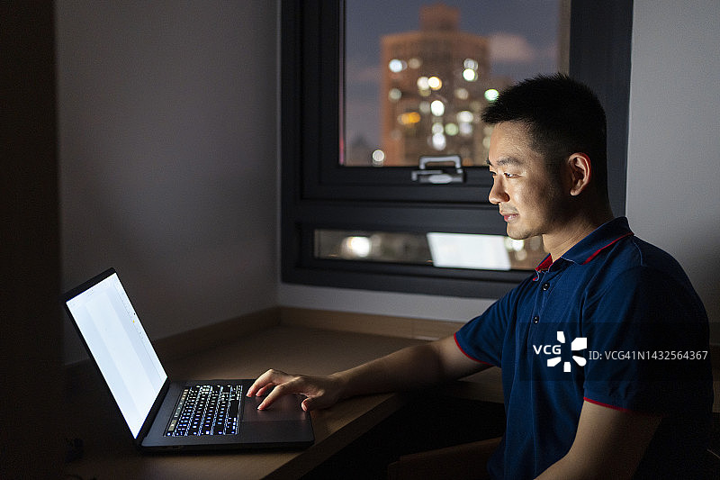 在家用笔记本电脑工作的亚洲男人图片素材