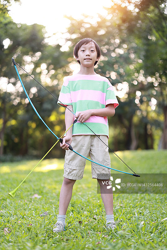 小男孩在公园射箭图片素材