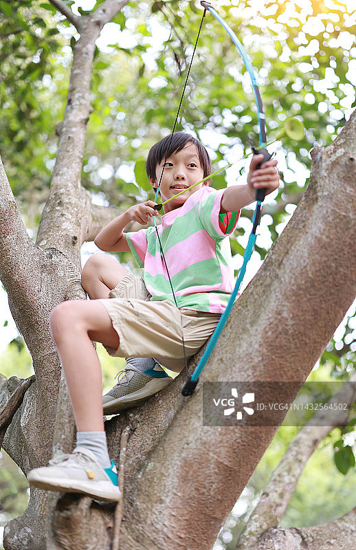 小男孩在公园射箭图片素材