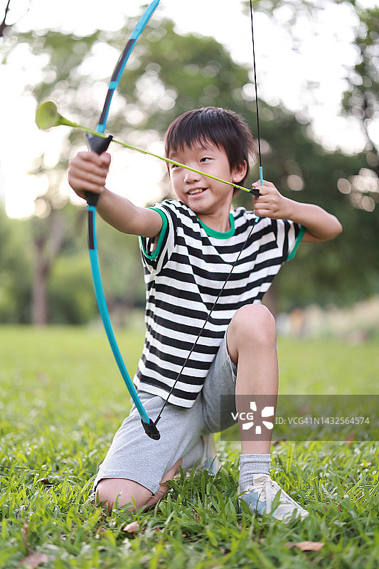 小男孩在公园射箭图片素材