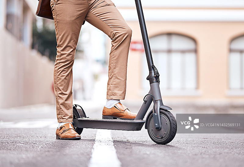滑板车出行：可持续性环保交通，城市商务人士的街道骑行，减少碳足迹，员工的低碳出行图片素材