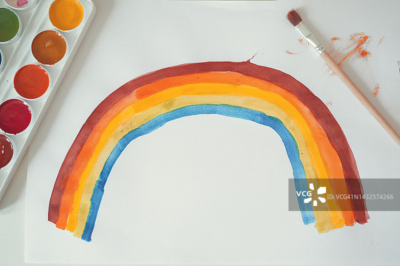 水彩彩虹绘画，画笔和颜料，俯视颜料滴落图片素材