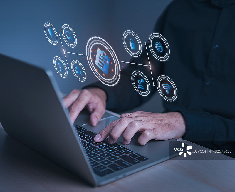 商人使用电脑管理文档数字文件数据库技术图片素材