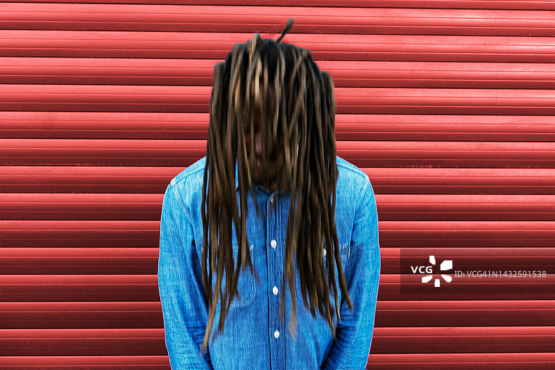 头发遮面的男人图片素材