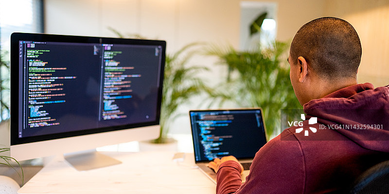 拉丁裔程序员用笔记本电脑编写代码图片素材