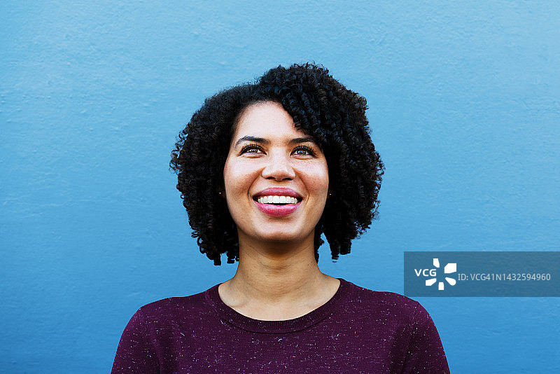 仰望微笑的女人图片素材