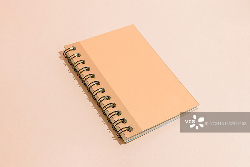 粉彩色背景上的记事本图片素材