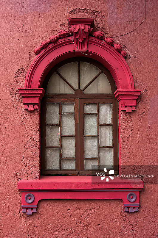 新古典主义风格建筑拱形窗户图片素材