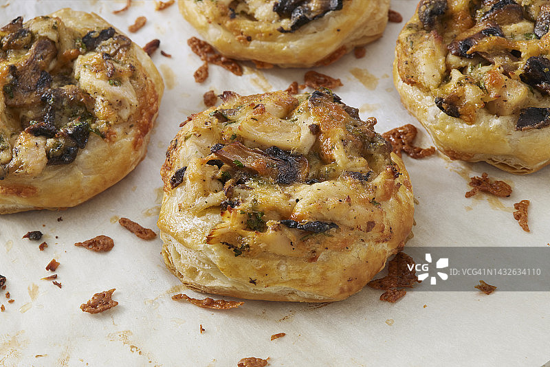 奶油烤鸡和蘑菇酥皮图片素材