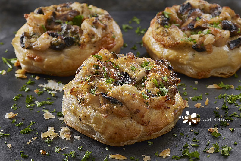 奶油烤鸡和蘑菇酥皮图片素材