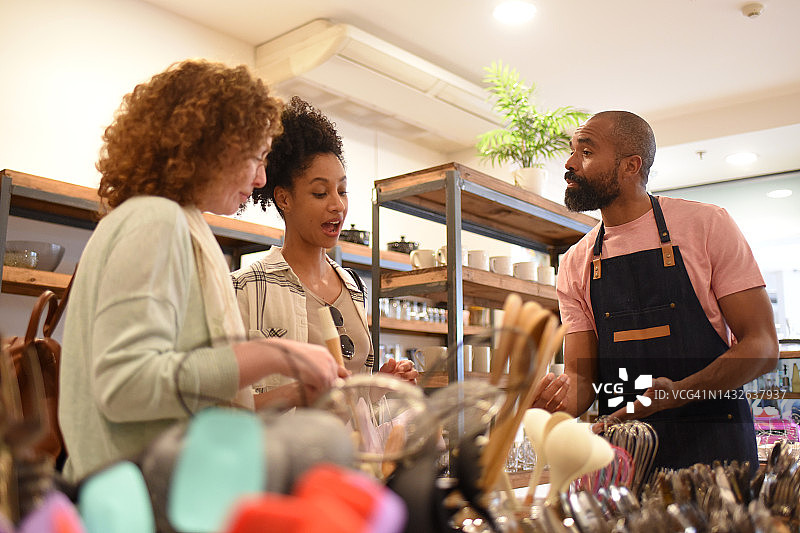 在购物中心餐具店购物的朋友们图片素材