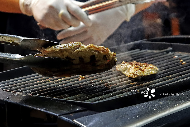 烤架上烹饪的牛排图片素材