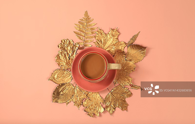 金色枫叶和咖啡的秋季背景banner图片素材