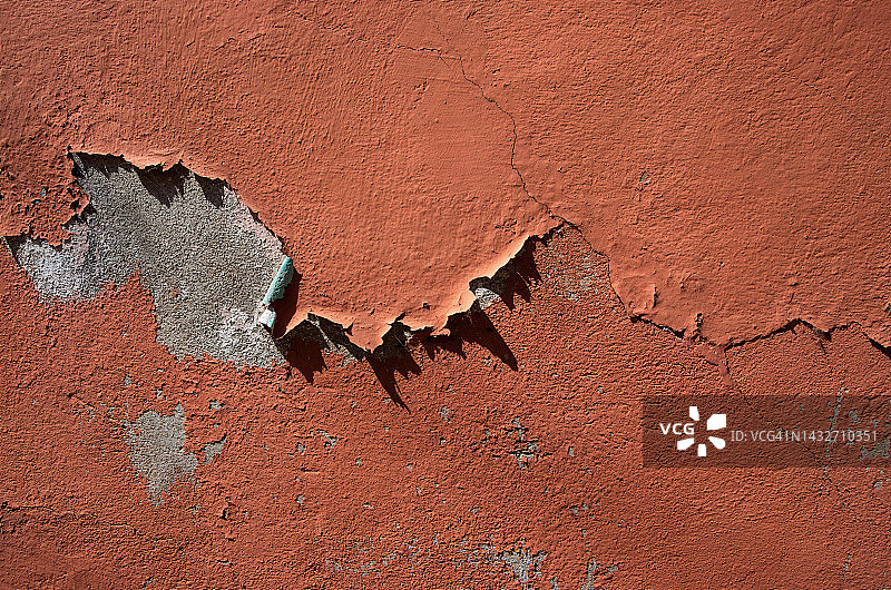 浅棕红色油漆从混凝土粉刷建筑物外墙脱落图片素材