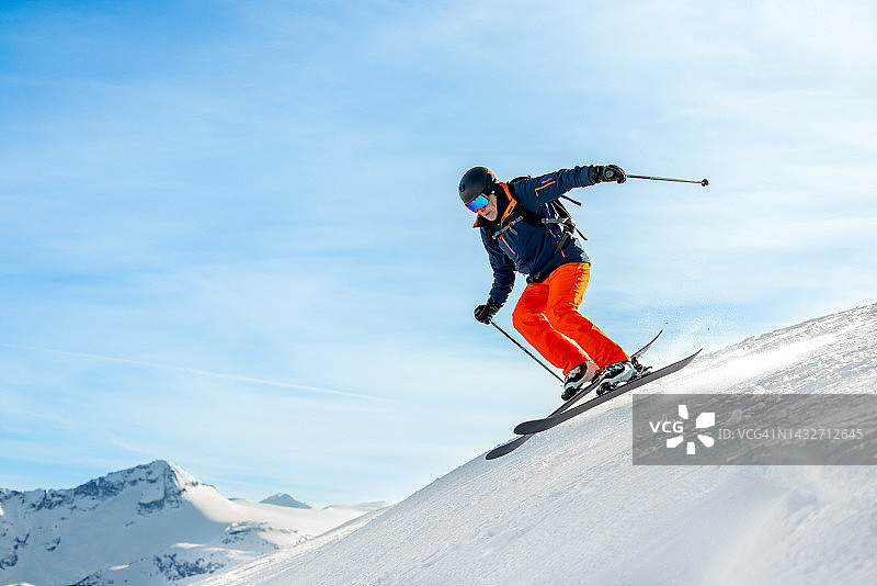 滑雪者在惠斯勒黑梳山滑雪胜地的野外区域，于新雪中滑雪图片素材