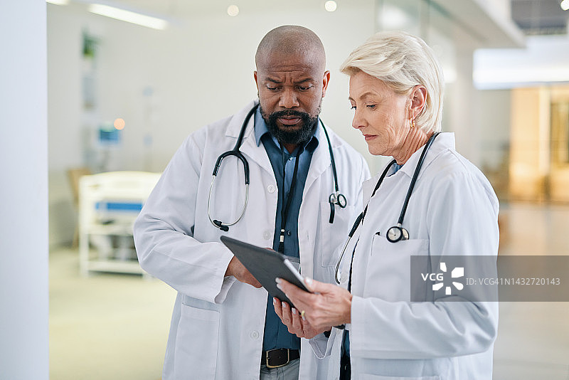 平板电脑，医生在纽约的医院里计划手术并讨论医学测试结果图片素材