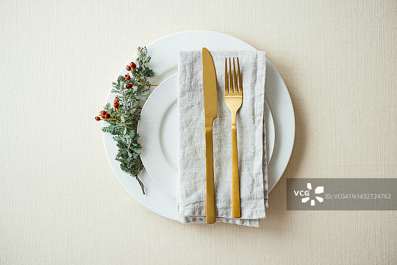 圣诞节准备：优雅的餐桌布置俯视图图片素材