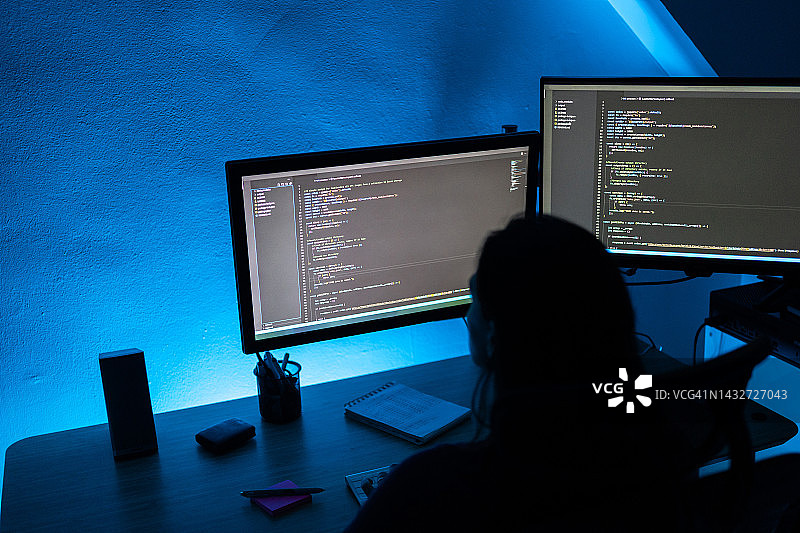 女人连夜编程图片素材