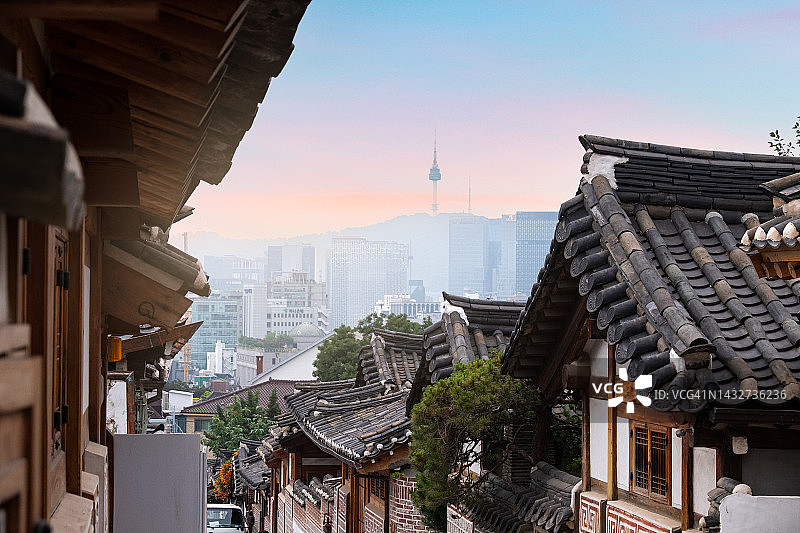 以首尔城市为背景的北村韩屋村图片素材