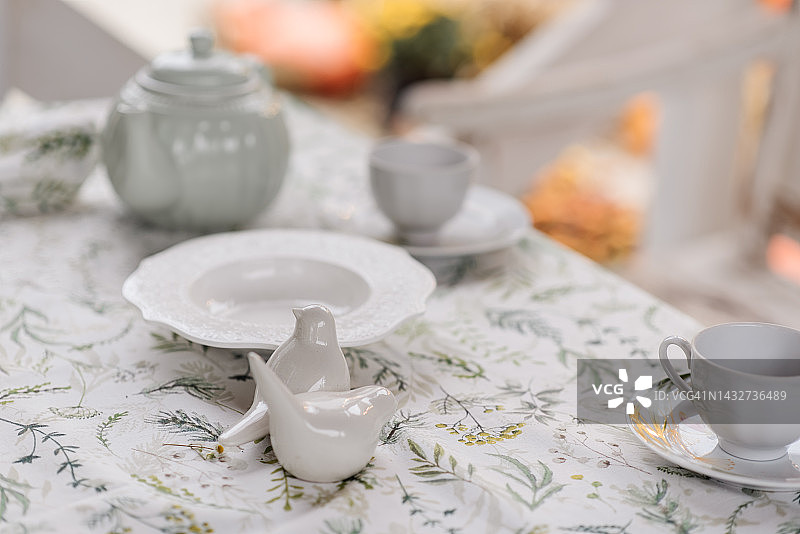 白色石桌上的一杯茶顶视图，有文字的自由空间图片素材