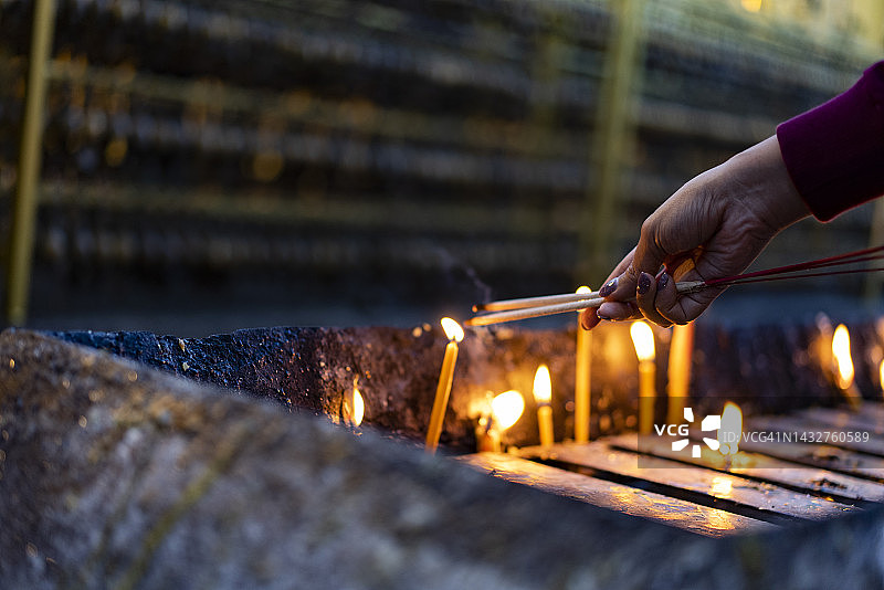 泰国佛教徒点燃蜡烛，供奉佛诞节特写图片素材