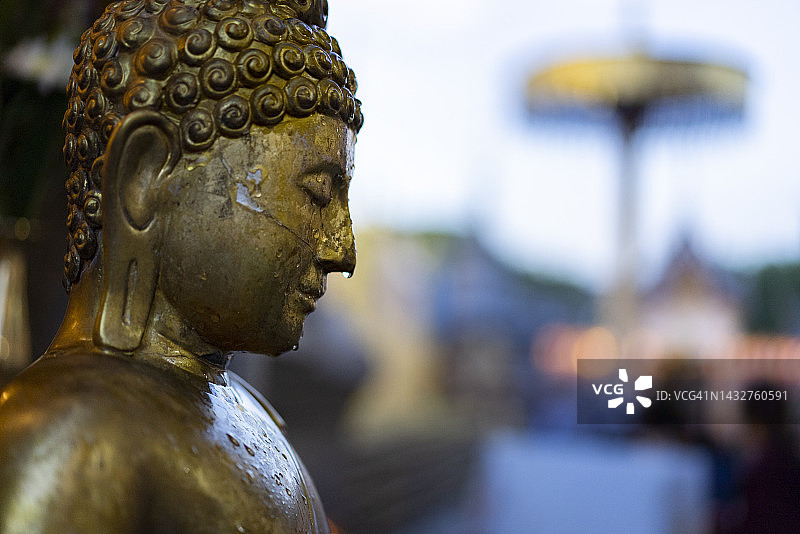 泰国南奔府哈里奔猜寺神圣金佛像图片素材