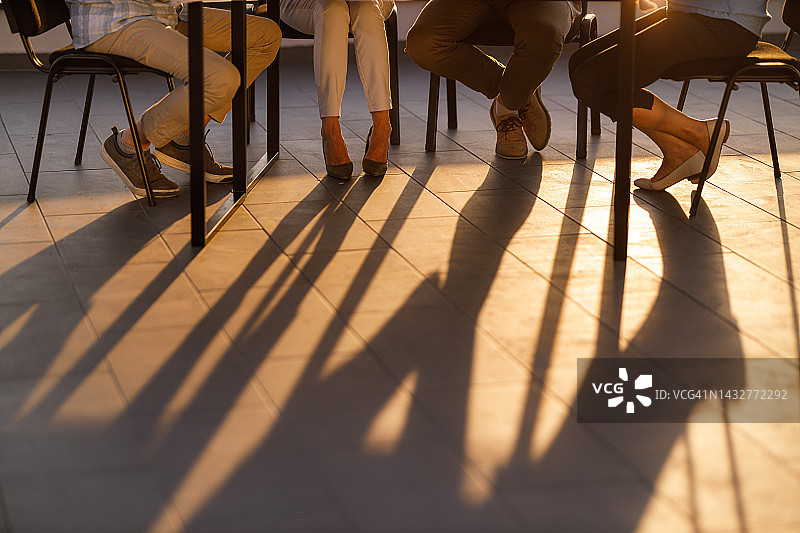 模糊人物在露台桌旁坐着图片素材