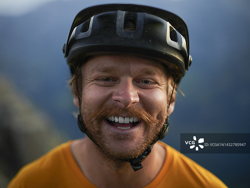 户外山地自行车手的肖像图片素材
