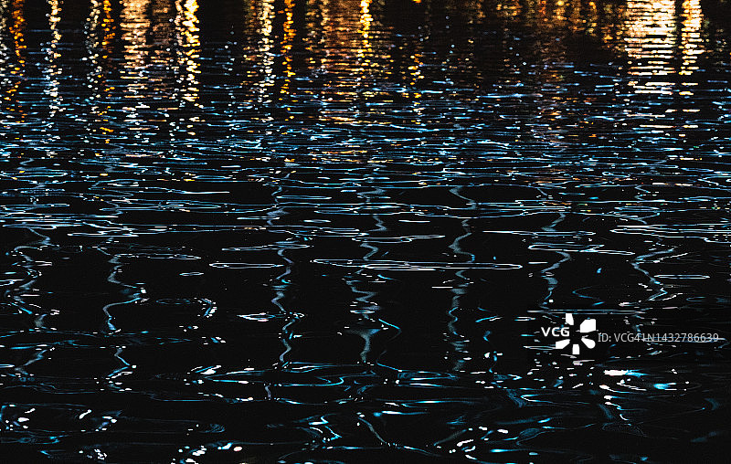 水中光线反射图片素材