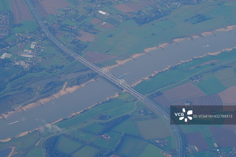 从上方看到的塔西佗斯布鲁格桥和A50高速公路，荷兰埃韦克图片素材