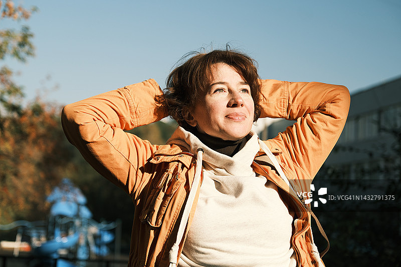 秋季城市街道上的女人图片素材