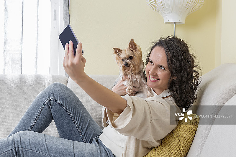 与约克夏梗犬自拍的女人图片素材