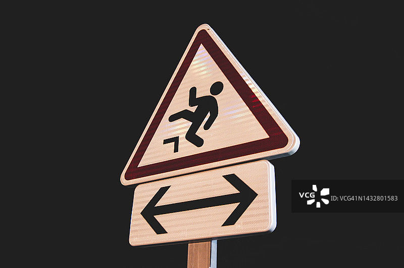 有落差的坠落危险标志图片素材